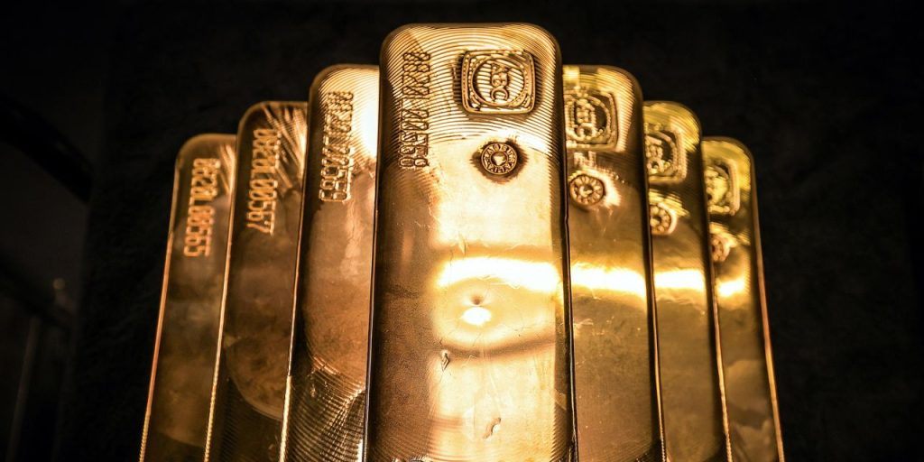 Gold ends higher for the first time in 10 sessions