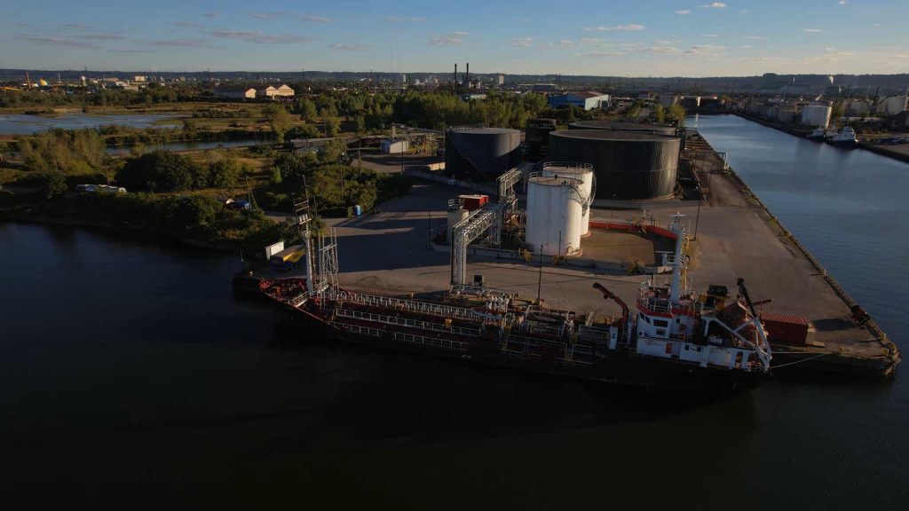 ONEOK Stock: Expanding Competitive Advantage Amidst Inherent Risks (NYSE:OKE)