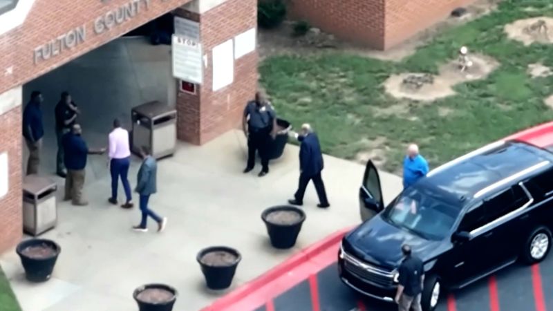 Watch Giuliani arrive at Fulton County jail to surrender