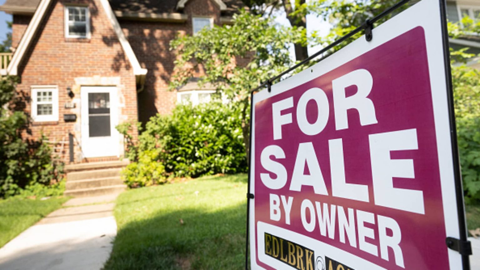 Mortgage demand drops to the lowest level since 1996, as interest rates head toward 8%