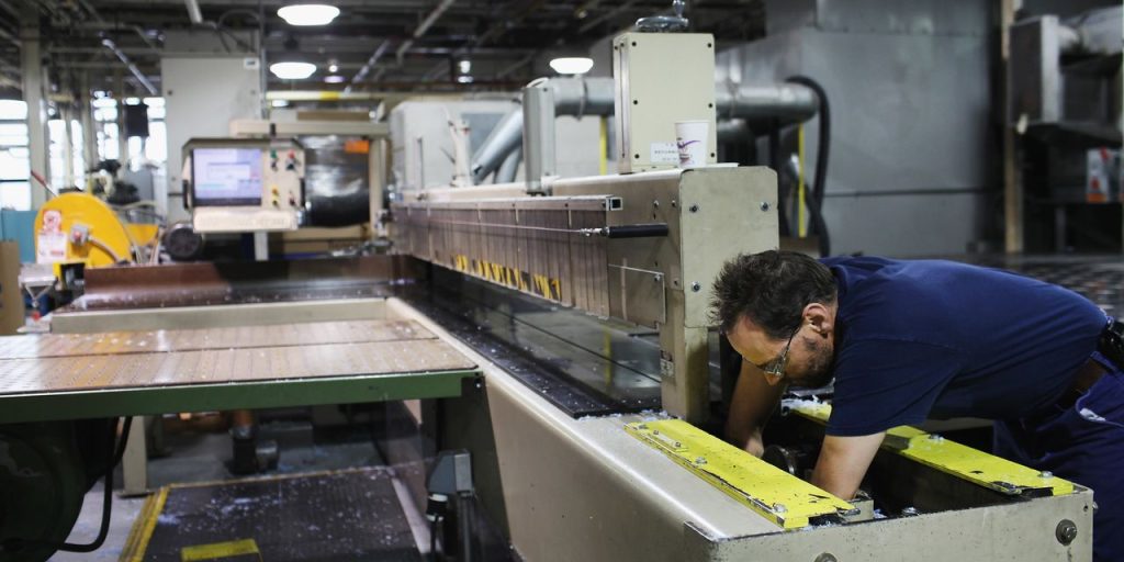 Philadelphia Fed manufacturing gauge remains in contractionary territory for second straight month