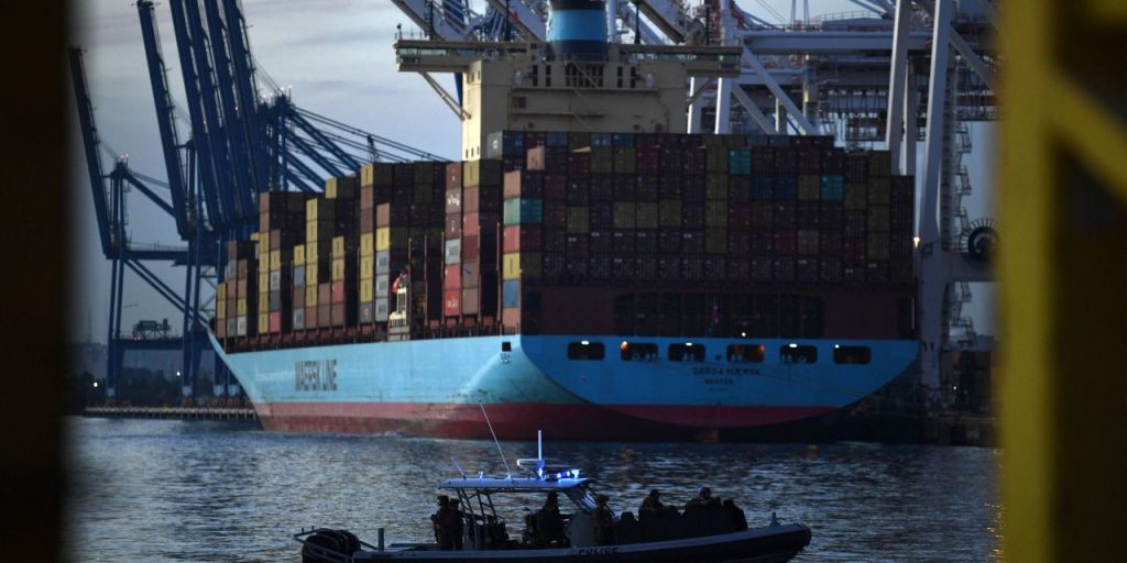 U.S. trade deficit in goods widens 1.3%, neutral for GDP growth in third quarter