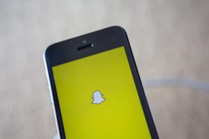 Snap shares erase early gains after concerning comments on ad spending; analysts unconvinced