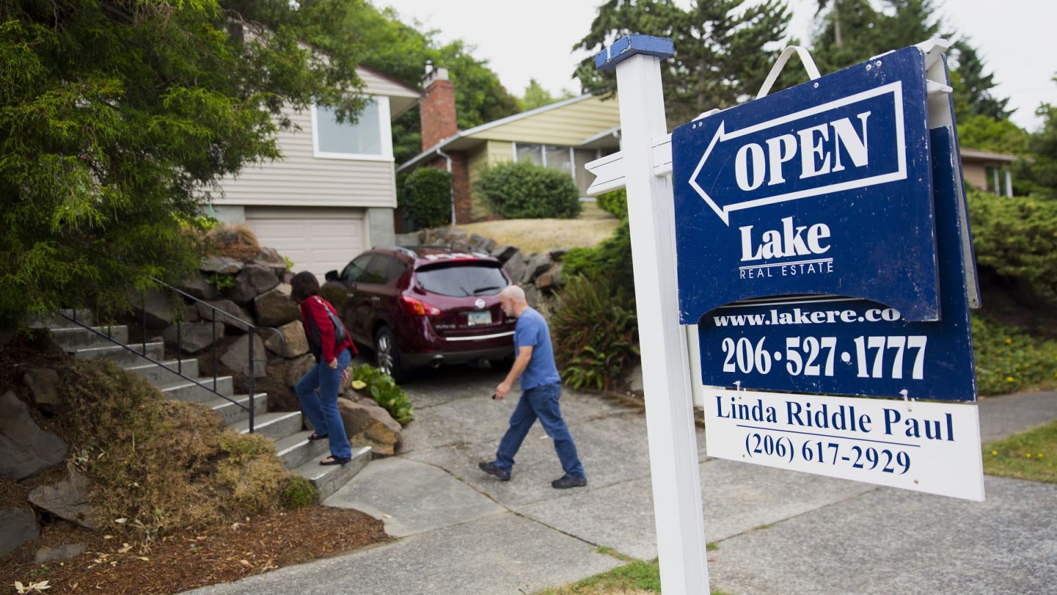 Mortgage demand climbs to the highest level in five weeks after interest rates move lower