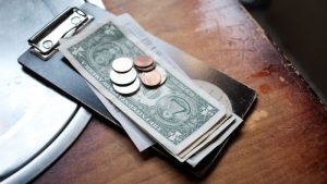 Most Americans tip 15% or less at dinner, poll says