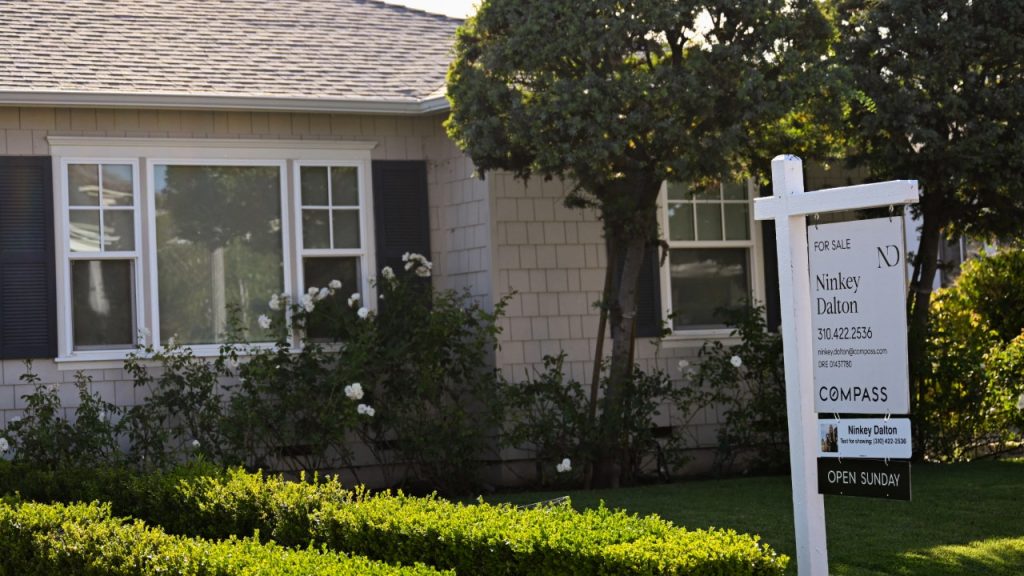 Mortgage rates fall to lowest level of 2025