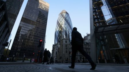 Bank of England loosens bonus rules